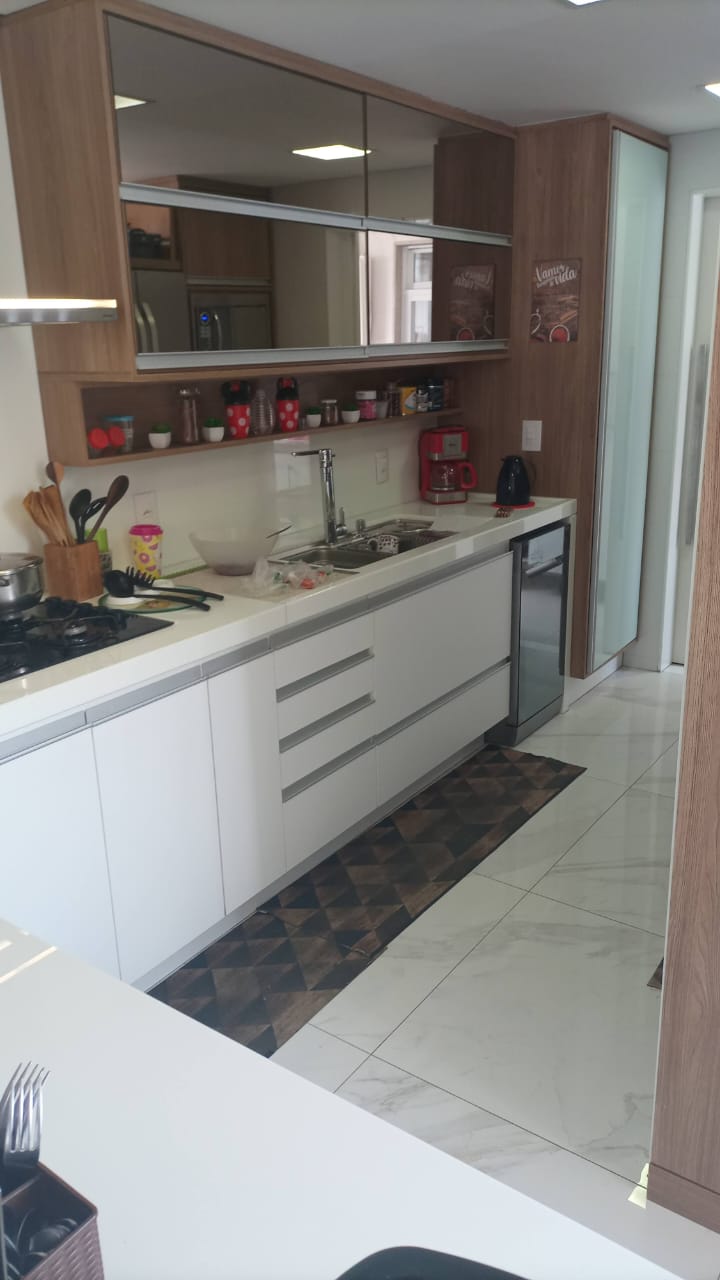 Cozinha branca com aéreos espelhados