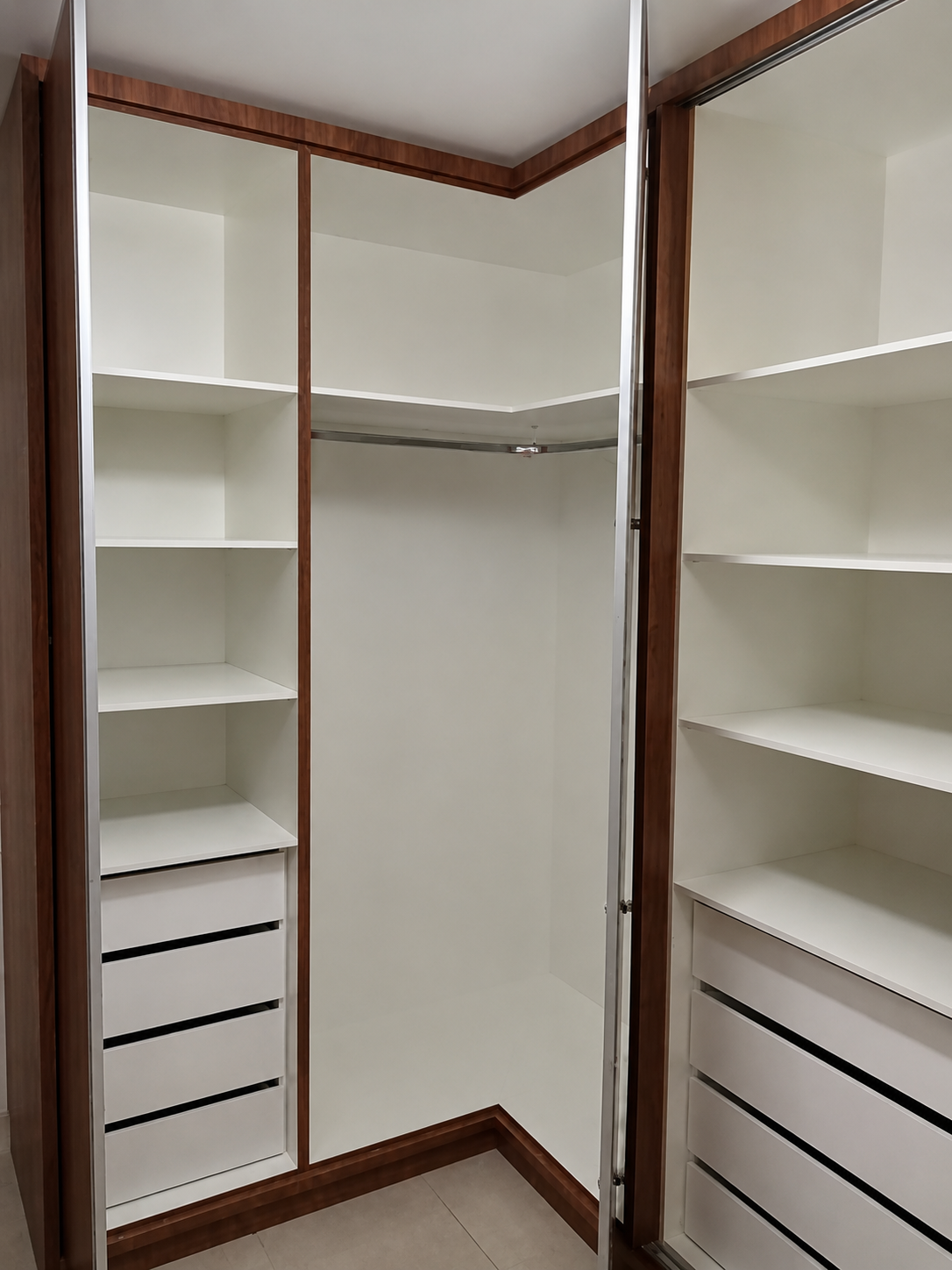 Closet interno com gavetas e prateleiras