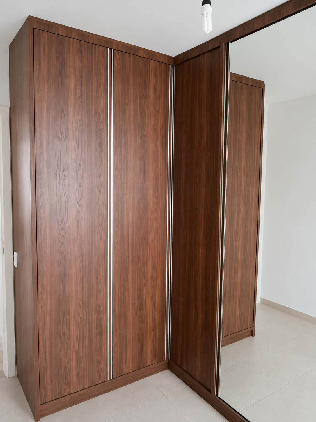 Guarda-roupa de canto amadeirado