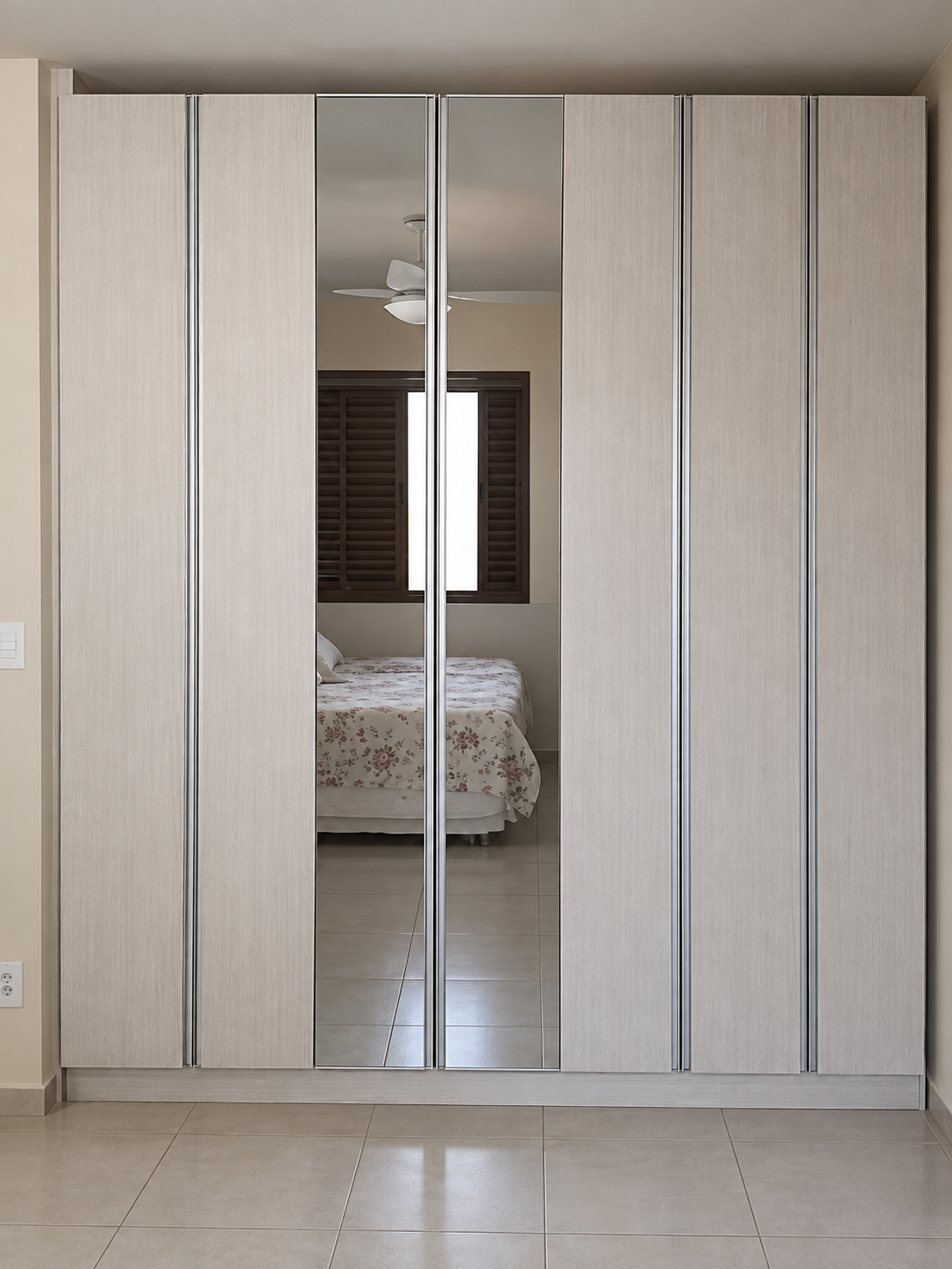 Guarda-roupa com portas espelhadas