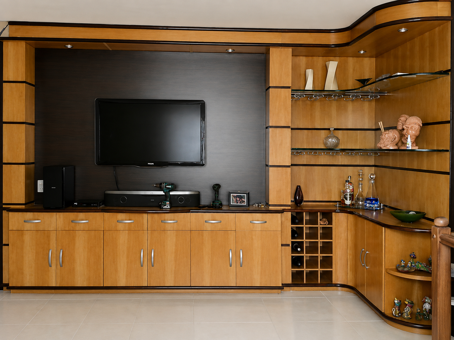 Estante de sala com adega e nichos