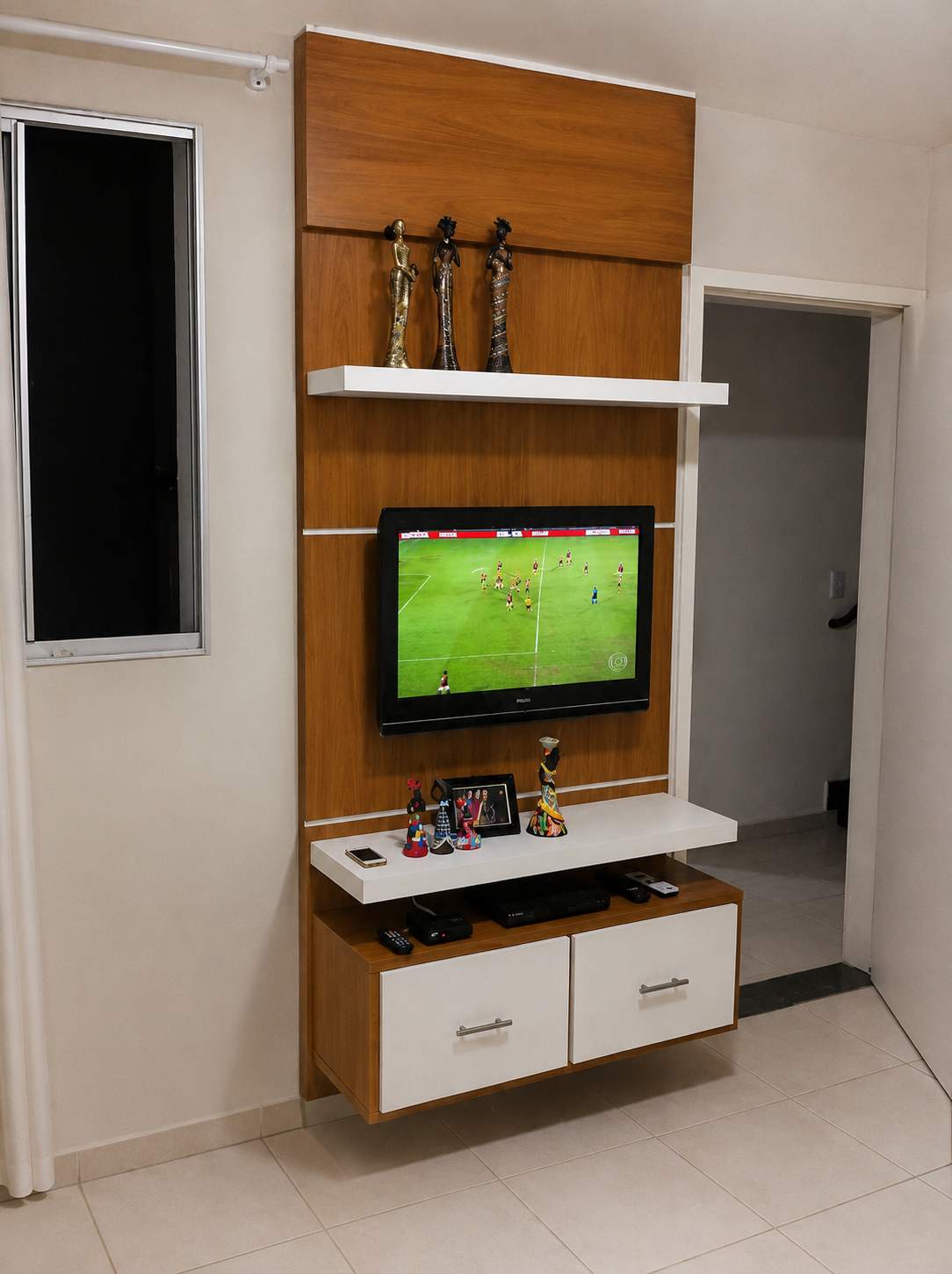 Painel de TV em madeira com rack suspenso